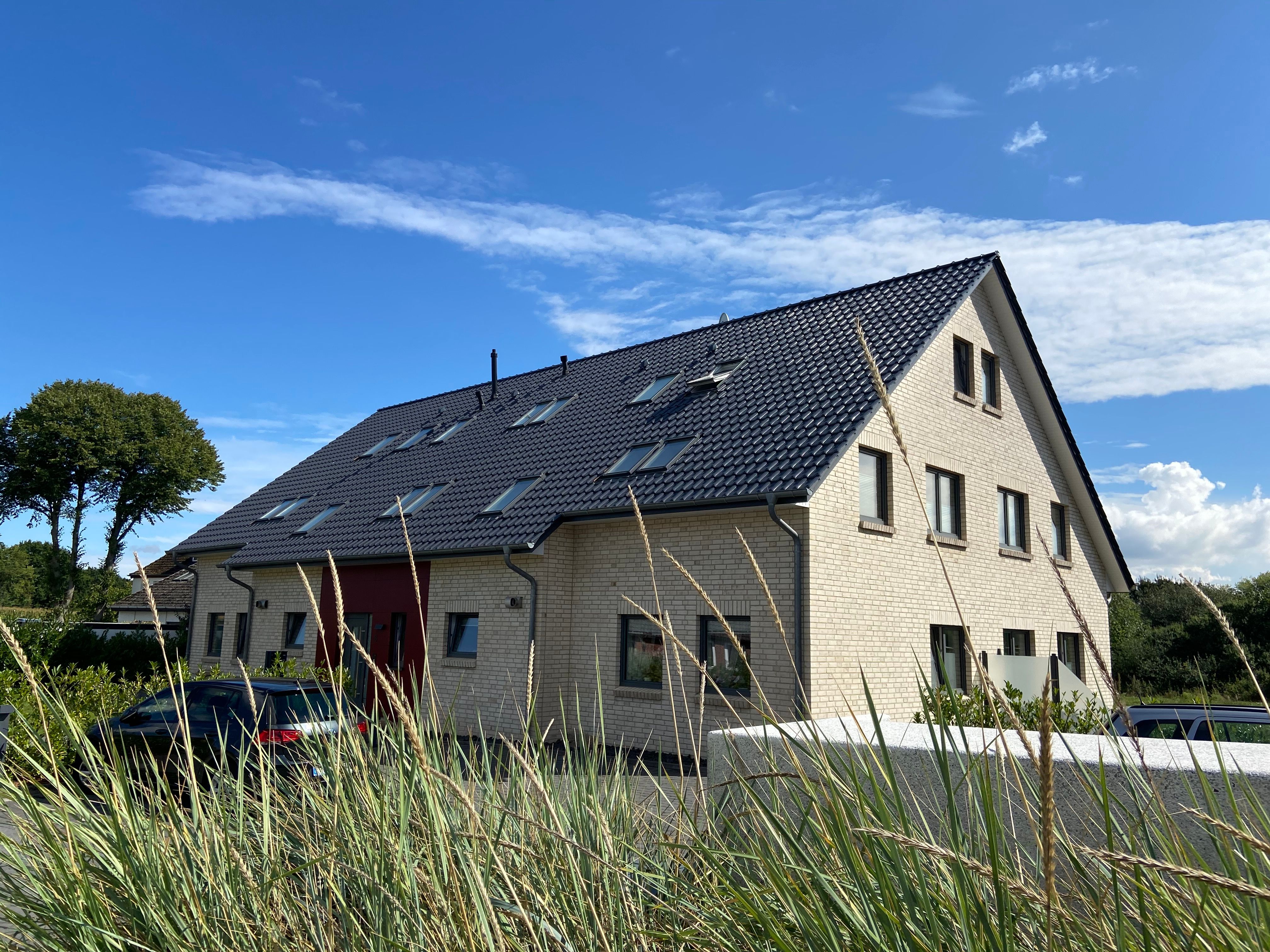 Neubau von Einzel-, Reihen- und Doppelhäusern, sowie Mehrfamilienhäusern und öffentlichen Gebäuden, Bau von schlüsselfertigen Häusern in Zusammenarbeit mit Handwerkern aus der Region  An- und Umbaumaßnahmen nach individuellen Wünschen  Verblendarbeiten  Putzarbeiten, innen und außen