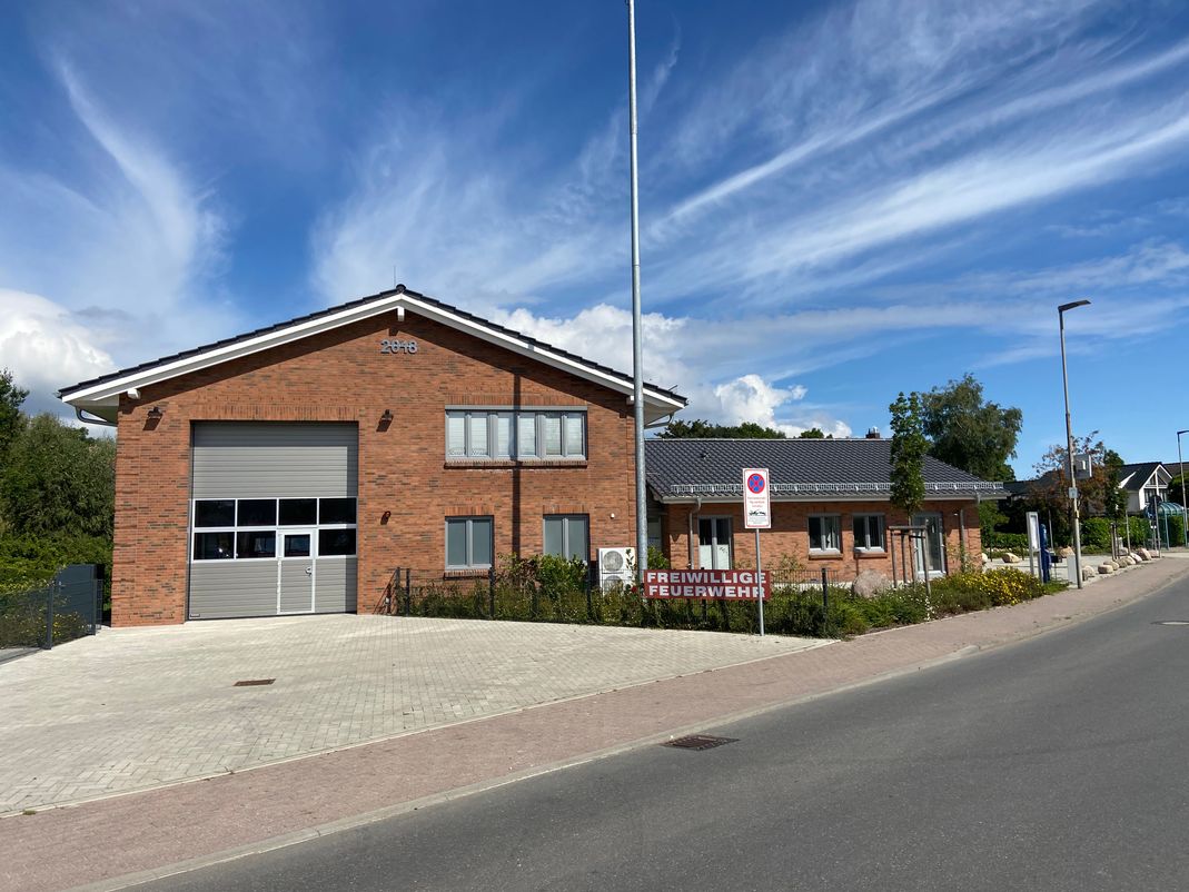 Neubau von Einzel-, Reihen- und Doppelhäusern, sowie Mehrfamilienhäusern und öffentlichen Gebäuden, Bau von schlüsselfertigen Häusern in Zusammenarbeit mit Handwerkern aus der Region  An- und Umbaumaßnahmen nach individuellen Wünschen  Verblendarbeiten  Putzarbeiten, innen und außen
